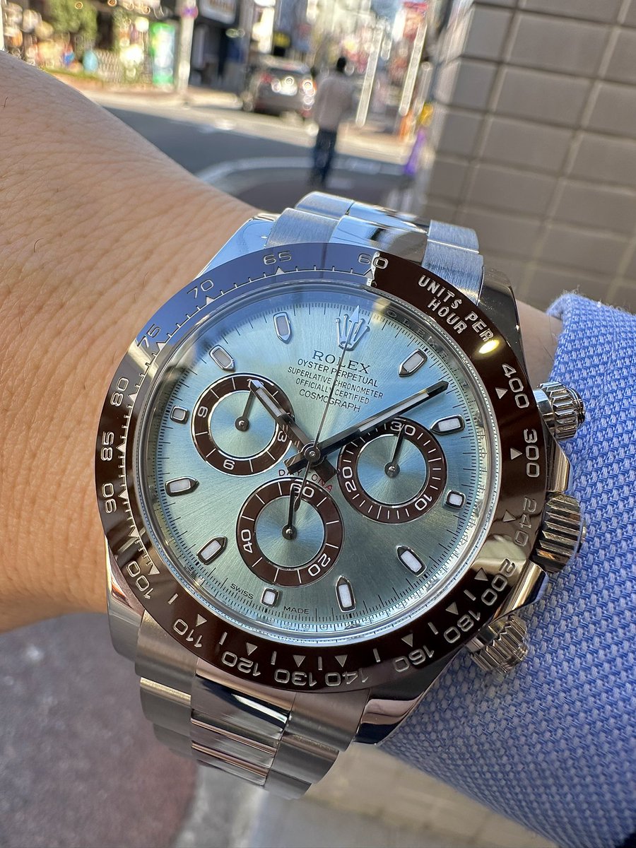 riberowatch's tweet image. 爽やかアイスブルー。
でも中身はプラチナの塊。
軽そうに見せて、持つと黙るやつ。

最強ほど静か。
デイトナ界の無口なラスボス。

#ロレックス #デイトナ #116506 #プラチナ #アイスブルー #腕時計好きと繋がりたい #ロレックスマラソン