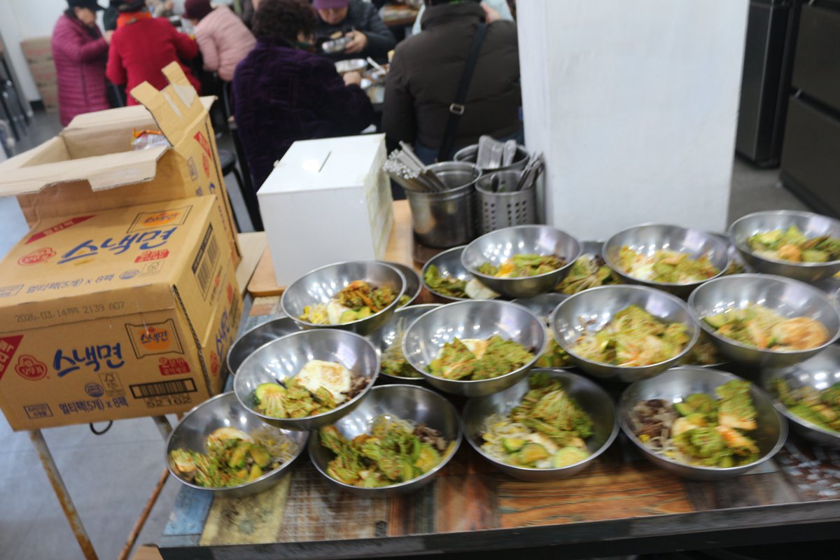 오늘은 야채비빕밥입니다.국은 무감자 어묵국입니다..

..계란후라이..고사리 고기볶음.호박볶음.봄동겉절이무침.콩나물무침..그리고 라면 2개씩

나누었습니다.......많이오시네요..요즘은....모두 맛있게 드시고 가셨습니다.

감사합니다.