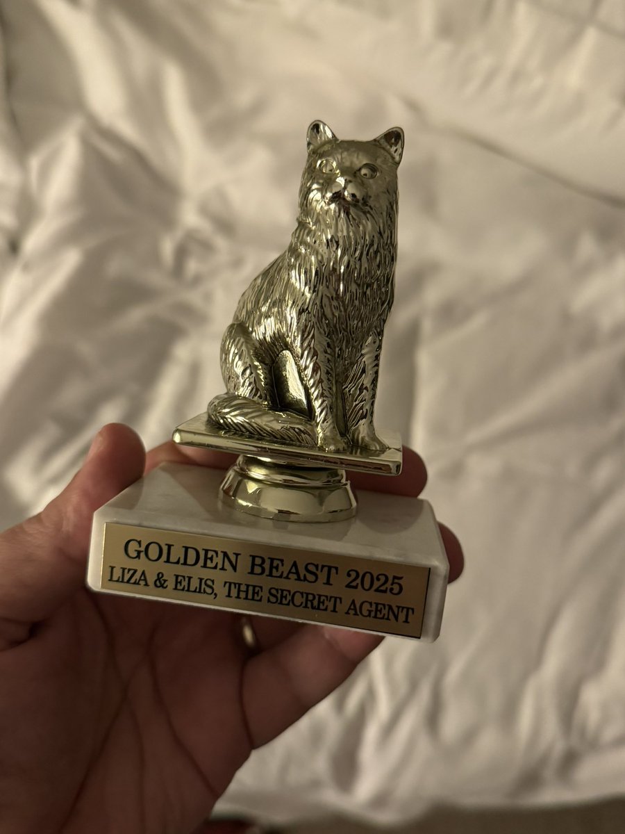 kmendoncafilho's tweet image. Hoje O AGENTE SECRETO recebeu um dos grandes e mais prestigiosos  prêmios da sua trajetória, THE GOLDEN BEAST (o bicho de ouro), outorgado pela equipe de programação do Festival de Nova York ao melhor bicho, besta ou criatura destacado num filme. 

As nossas gatas LIZA &amp;amp; ELIS…