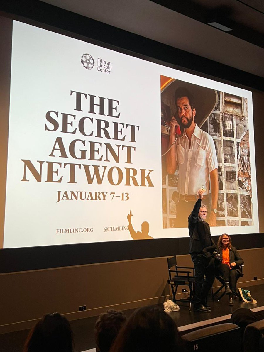 kmendoncafilho's tweet image. Hoje O AGENTE SECRETO recebeu um dos grandes e mais prestigiosos  prêmios da sua trajetória, THE GOLDEN BEAST (o bicho de ouro), outorgado pela equipe de programação do Festival de Nova York ao melhor bicho, besta ou criatura destacado num filme. 

As nossas gatas LIZA &amp;amp; ELIS…