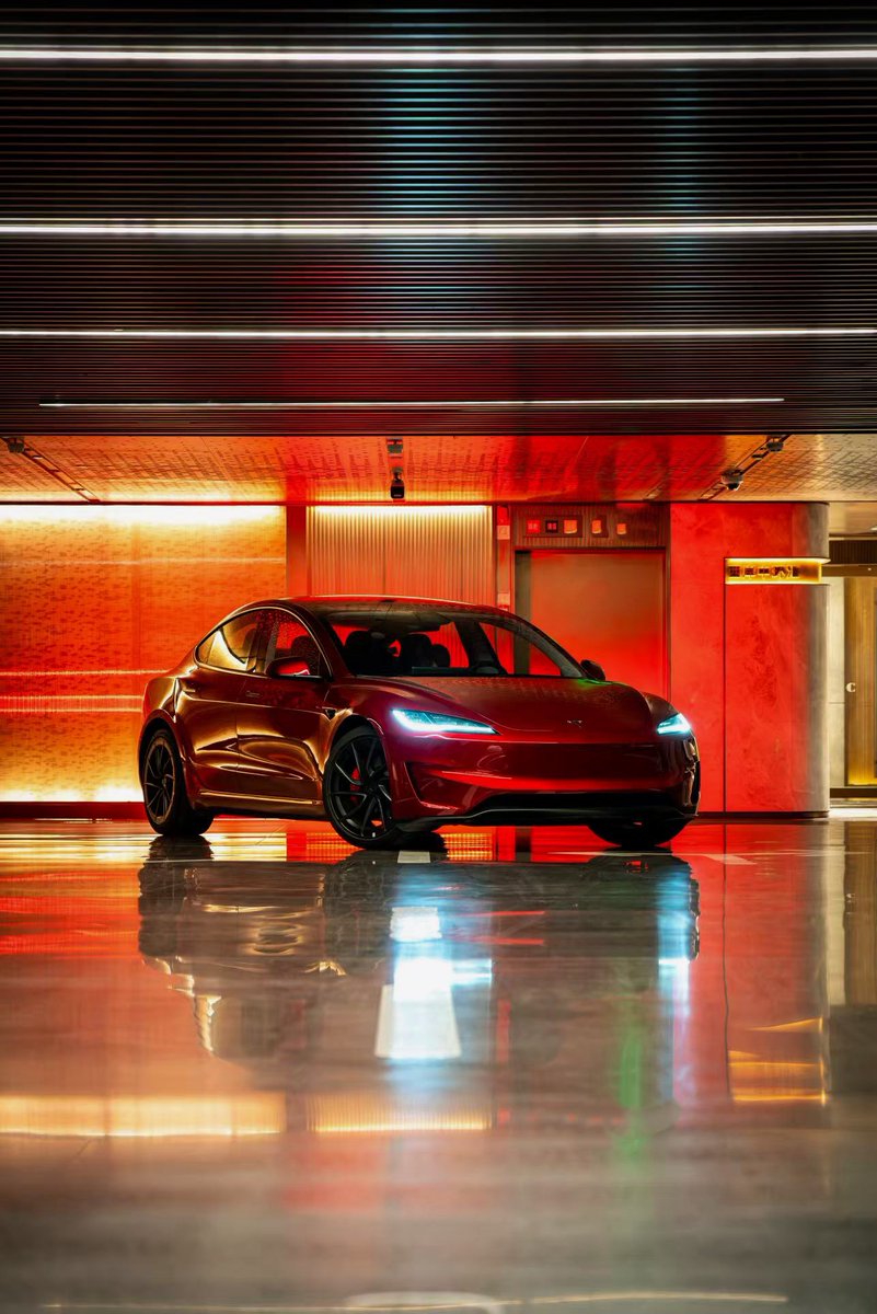 Tesla_Asia's tweet image. Glowing red, ready to roll. 

📸: jwfllu
