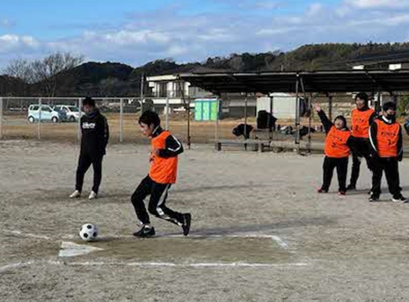 12月15日（月）、島根県立浜田養護学校で、フットソフトボールの体験授業を実施し、午前は高等部１年生、午後は高等部２年生が参加しました⚽️✨

寒風が吹く中、準備体操、基礎練習、ゲームと元気よく取り組みました☺️👍

詳細はこちら（大会HP）▼
shimane-kamiari2030.jp/news/news_info…

#島根かみあり #全スポ