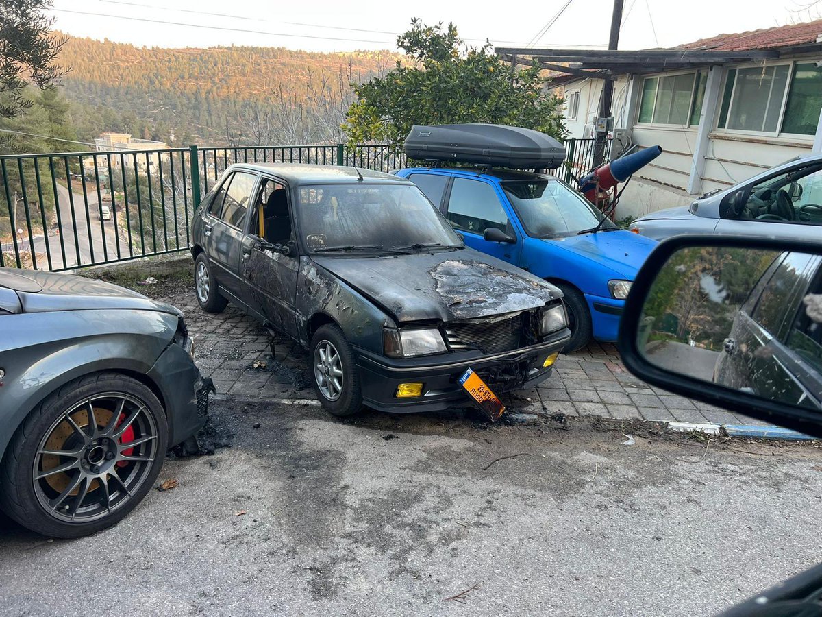 NoSport55's tweet image. אתמול בלילה, כשאנשי הישוב שלנו נהנו בפאב הקהילתי, יצאו לבלות בסביבה או נרדמו בביתם, בנאדם אחד שמר על כולנו. הבחור החביב מהישוב השכן, עין רפא, עשה עבודתו נאמנה ושמר על נטף מפני כל רע. באותו זמן, מחבלים יהודים הציתו את מכוניתו והעלו אותה באש.
מה יקרה להם? כלום.
מדינת ישראל, 2026.