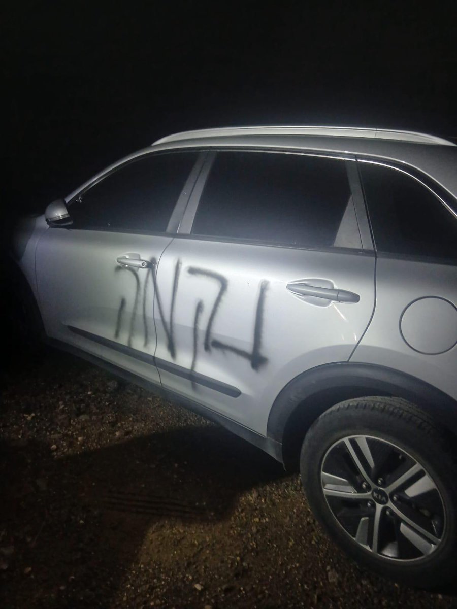 NoSport55's tweet image. אתמול בלילה, כשאנשי הישוב שלנו נהנו בפאב הקהילתי, יצאו לבלות בסביבה או נרדמו בביתם, בנאדם אחד שמר על כולנו. הבחור החביב מהישוב השכן, עין רפא, עשה עבודתו נאמנה ושמר על נטף מפני כל רע. באותו זמן, מחבלים יהודים הציתו את מכוניתו והעלו אותה באש.
מה יקרה להם? כלום.
מדינת ישראל, 2026.