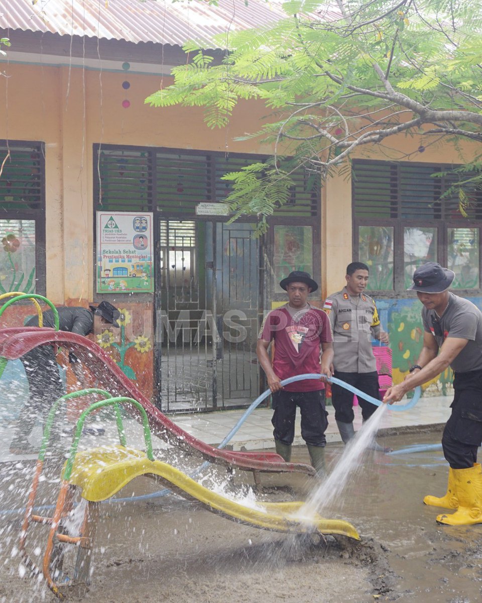 Dua sekolah di Kecamatan Muara Batu, Kabupaten Aceh Utara, kembali dapat digunakan untuk kegiatan belajar mengajar setelah dibersihkan oleh personel Polri pascabanjir. 

Polri Terus Berkomitmen Konsisten Salurkan Bantuan #BersamaPulihkanSumatera
Arsenal 
Liverpool Jumat