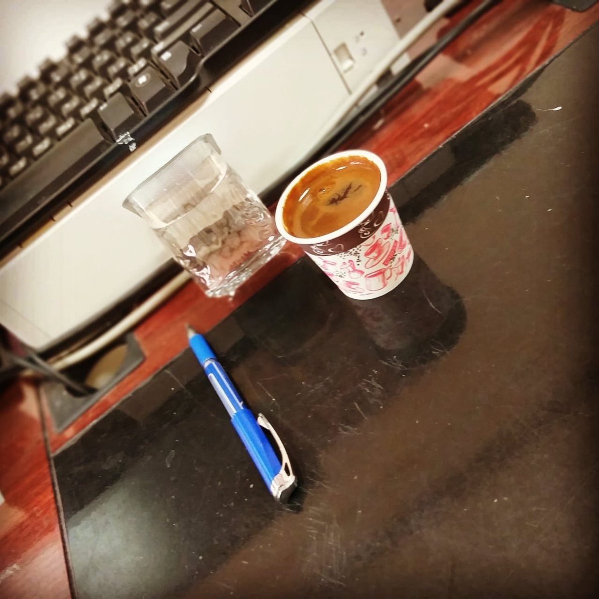 Qu88Pl1's tweet photo. الوحدة ليست دائمًا نقصًا…
أحيانًا هي مساحة نظيفة للقلب.
أن تعيش وحدك لا يعني أنك مهمل،
بل أنك اخترت الهدوء على الضجيج،
والكرامة على العلاقات المُرهِقة.

في الوحدة تتصالح مع نفسك،
تأكل حين تشاء،
تنام بسلام،
وتستيقظ دون ثقل الأسئلة أو التنازلات.

راحة البال لا تأتي من كثرة الناس، https://t.co/GSgmFN58FZ