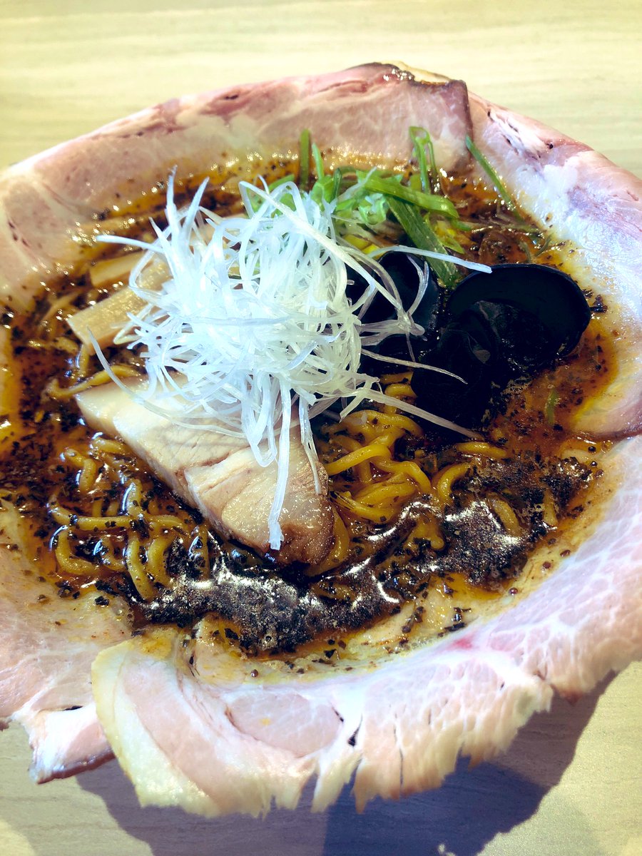 herecomesmoon's tweet photo. 皆様金曜日お疲れ🙋‍♂️様です
今日は前から気になっていた
スプートニクじゃなくて
スープトニクのスパイスラーメン
チャーシューは4枚まで無料トッピング
年末から気分はローだが
深みのあるカレースープが
素敵😌でやや浮上
#スープトニク #スパイスラーメン https://t.co/zSshGGuz3l