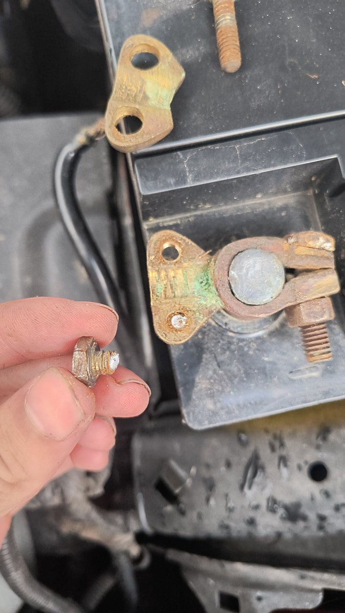 AstroGlock's tweet image. O dia que eu começar a vender chapéu, as pessoas começam a nascer sem cabeça