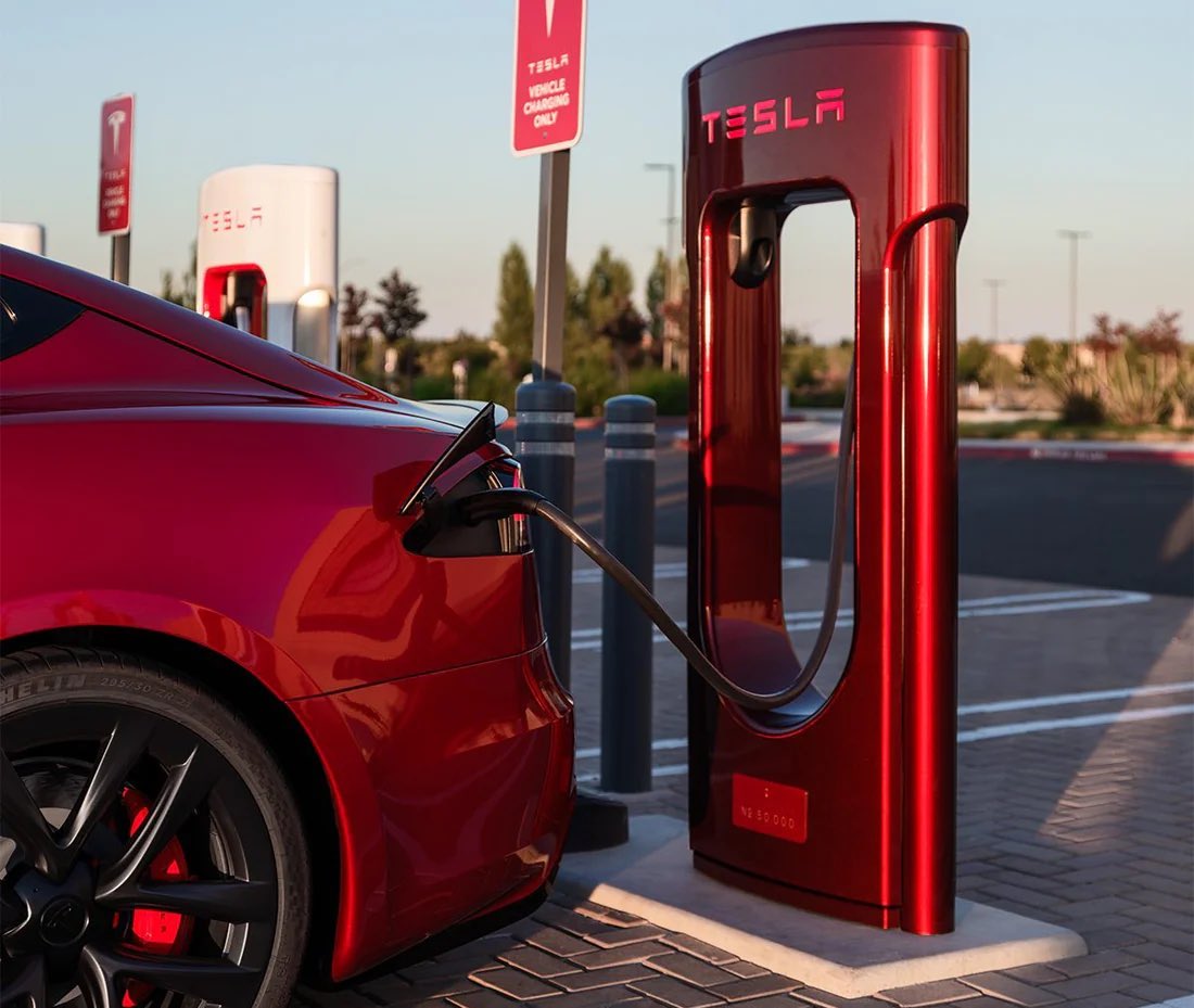 tslaming's tweet photo. $TSLA 🇨🇳 Do you know why Tesla’s S3XY still stick with the 400V architecture? 👀

TL;DR answer: Efficiency over Specs 👍

In a rapidly evolving EV landscape, Chinese competitors are racing toward 800V architectures to achieve lightning-fast charging. Tesla’s decision to retain the 400V standard for its mass-market Model 3 and Model Y might seem counterintuitive.

However, this choice is not a sign of stagnation. It is a reflection of a distinct "efficiency first" philosophy. 

While others focus on brute-forcing faster charging speeds through higher voltage, Tesla focuses on reducing the energy required to move the car.

By perfecting aerodynamics and battery management, Tesla achieves industry-leading energy consumption—as low as 11.9 kWh/100km on the Model Y. Because the car is so efficient, it operates well with smaller battery packs. 

Consequently, the need for extreme 800V charging speeds is diminished simply because there is less energy to replenish to get you back on the road.

Furthermore, Tesla’s adherence to 400V is underpinned by its massive, exclusive infrastructure moat: the Supercharger network. With over 50,000 V3 and V4 stalls globally, Tesla has optimized its existing system to deliver a user experience that already rivals gasoline refueling.

A Model 3 can add 250 kilometers of range in just 15 minutes. This creates a closed-loop ecosystem where the marginal utility of upgrading to 800V—which might save only a few minutes per session—does not justify the massive disruption and cost required to overhaul this mature network.

Financially, the decision is a masterclass in cost control and manufacturing scalability. Transitioning a mass-market platform to 800V requires a complete reconstruction of the vehicle's electrical system, including switching from silicon-based inverters to expensive Silicon Carbide (SiC) modules.

As Elon Musk has noted, the bill-of-materials increase and the billions required to retrofit production lines far outweigh the incremental benefits for an average commuter car.

Tesla instead reserves high-voltage architectures strictly for vehicles that physically demand it, such as the Cybertruck. This creates a clear strategic divergence: 400V remains the standard for cost-effective mass transit, while 800V is deployed only for high-performance utility.