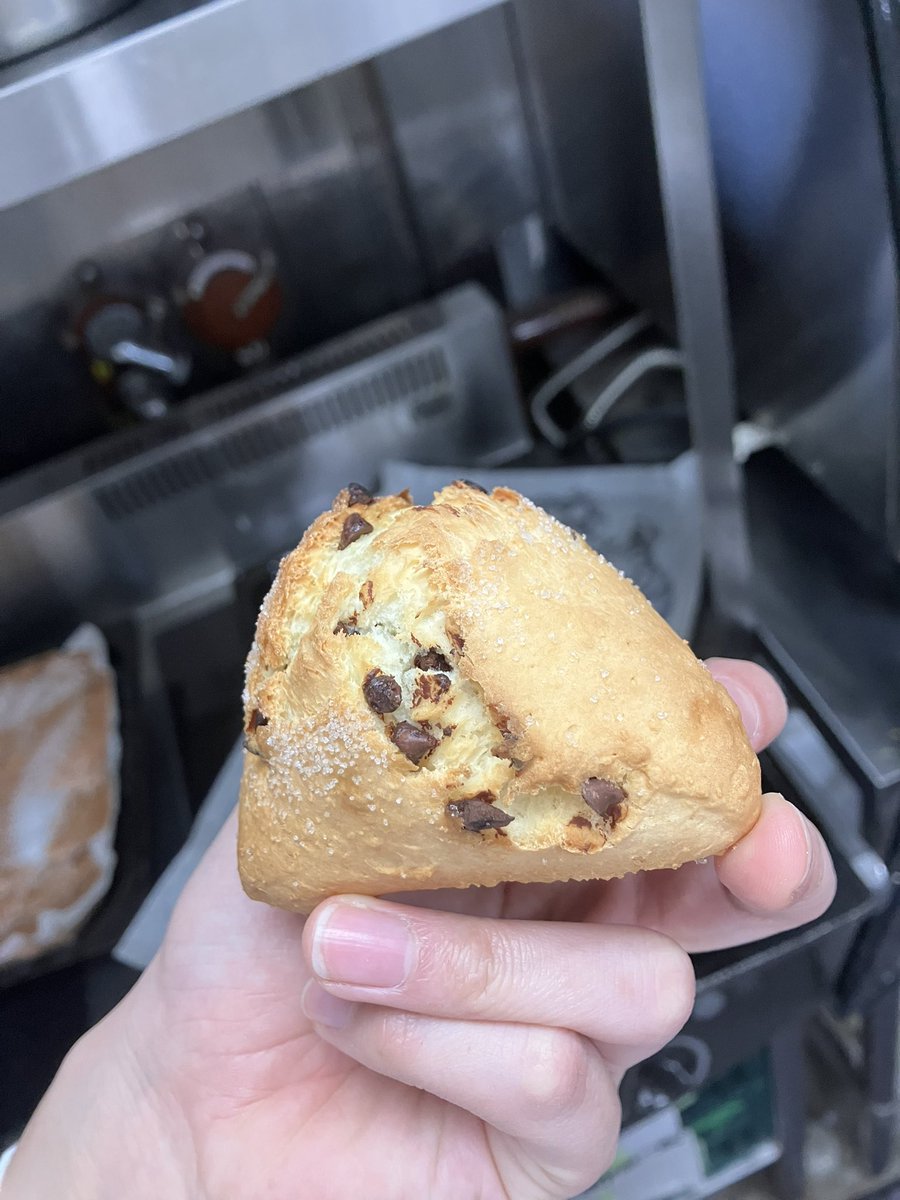 Perry74_'s tweet image. 上長からヨーグルト消費して欲しいって言われて急遽スコーン焼いたの！
めっちゃ美味しくできた🤤