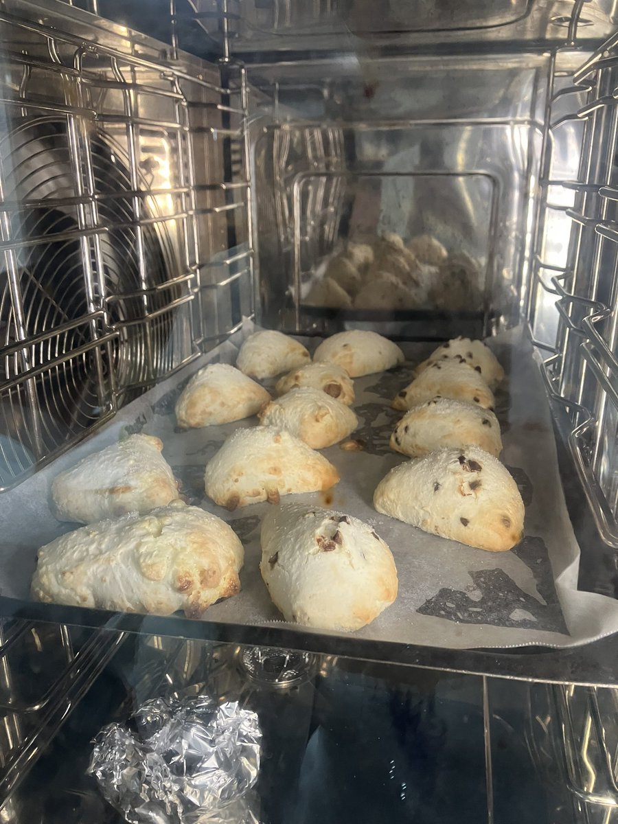 Perry74_'s tweet image. 上長からヨーグルト消費して欲しいって言われて急遽スコーン焼いたの！
めっちゃ美味しくできた🤤