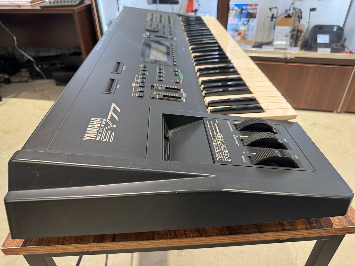 YAMAHAのワークステーションシンセサイザーSY77とSY99の中古品が入荷