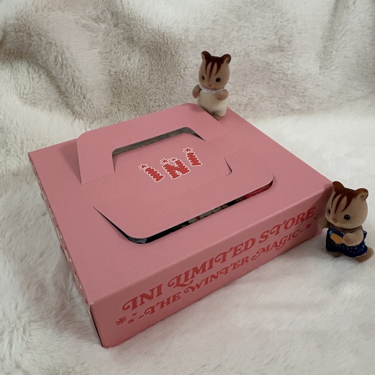 O6O3_tk's tweet photo. なんちゃんがリミストのケーキ箱までくれたのが嬉しくて写真撮ってたんだけど、今更すぎるツイートで😮‍💨😮‍💨 https://t.co/SMJ1pyvhUy