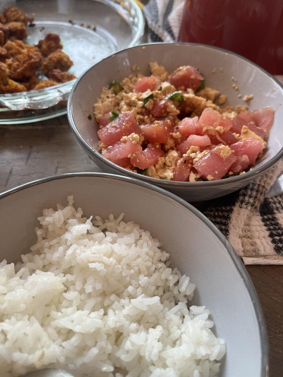 本博主最新发明：小葱拌豆腐拌金枪鱼拌牛油果。

调料就酱油芝麻油小葱。
这个菜还可以进一步扩展，同路数的蚬子扇贝午餐肉、皮蛋煎蛋海苔碎通通搞里头