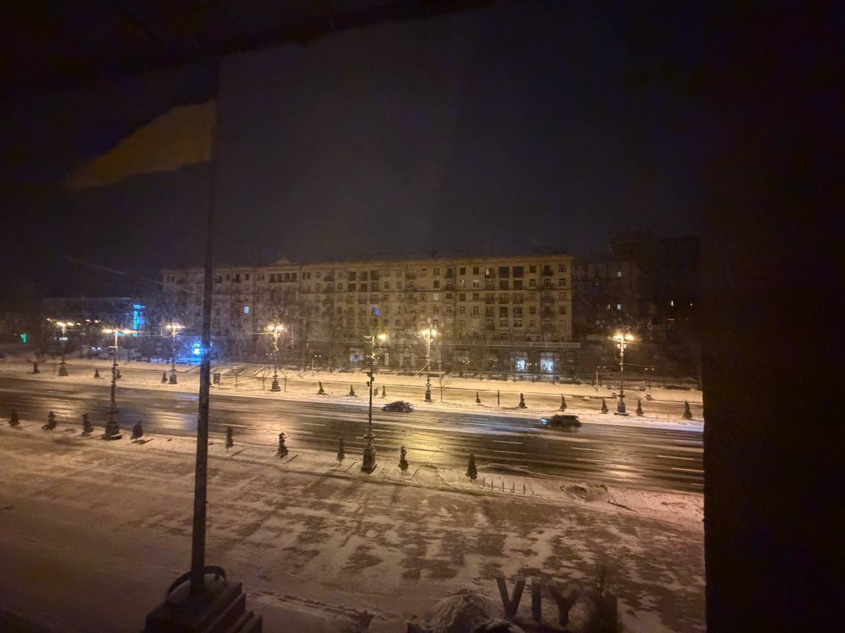 tymur_tkachenko's tweet image. Важка ніч. росіяни знову намагаються зламати нас і наш дух — масовано, цинічно, без жодних ілюзій. 

Зараз триває ліквідація наслідків ударів. Працює ДСНС — низький уклін і величезна подяка кожному, хто цієї ночі був і залишається на передовій порятунку.

На жаль, є травмовані…