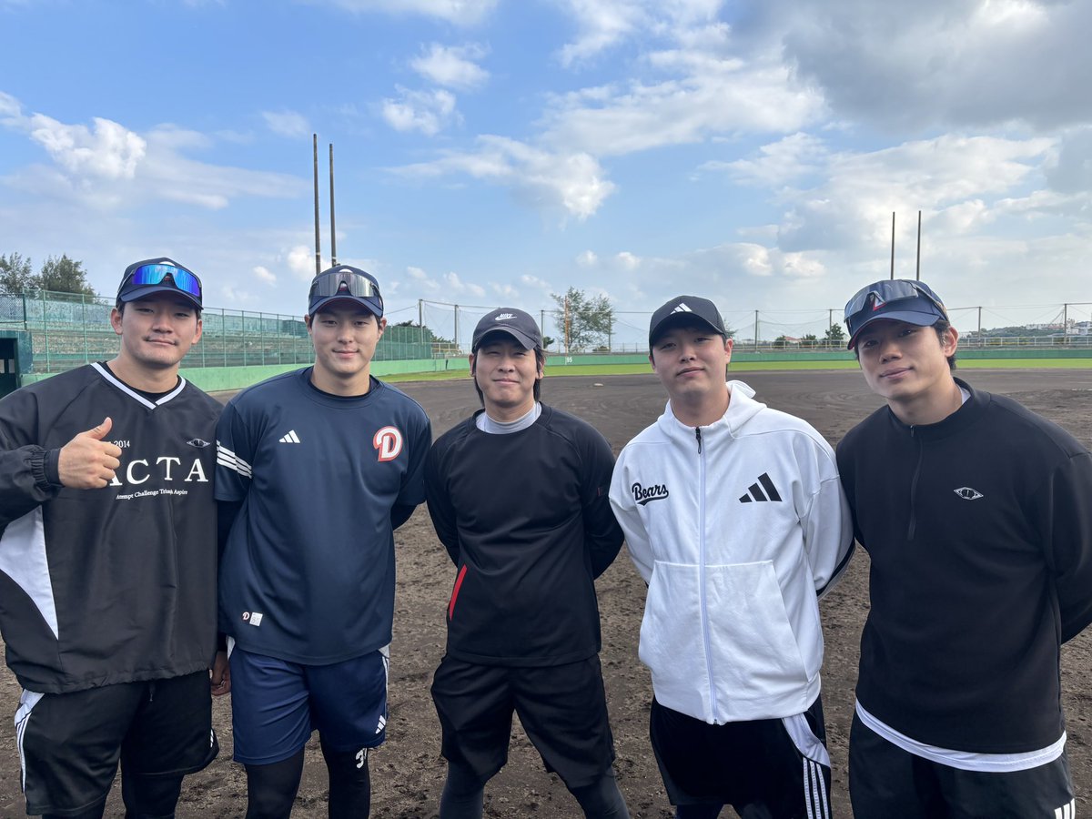 후배들과 오키나와 미니캠프 차린 두산 박찬호. 체류비 박찬호가 부담. 

“구단이 내게 투자한 금액에는 그라운드 밖에서 후배들을 챙기는 몫까지 포함돼있다고 생각한다.”