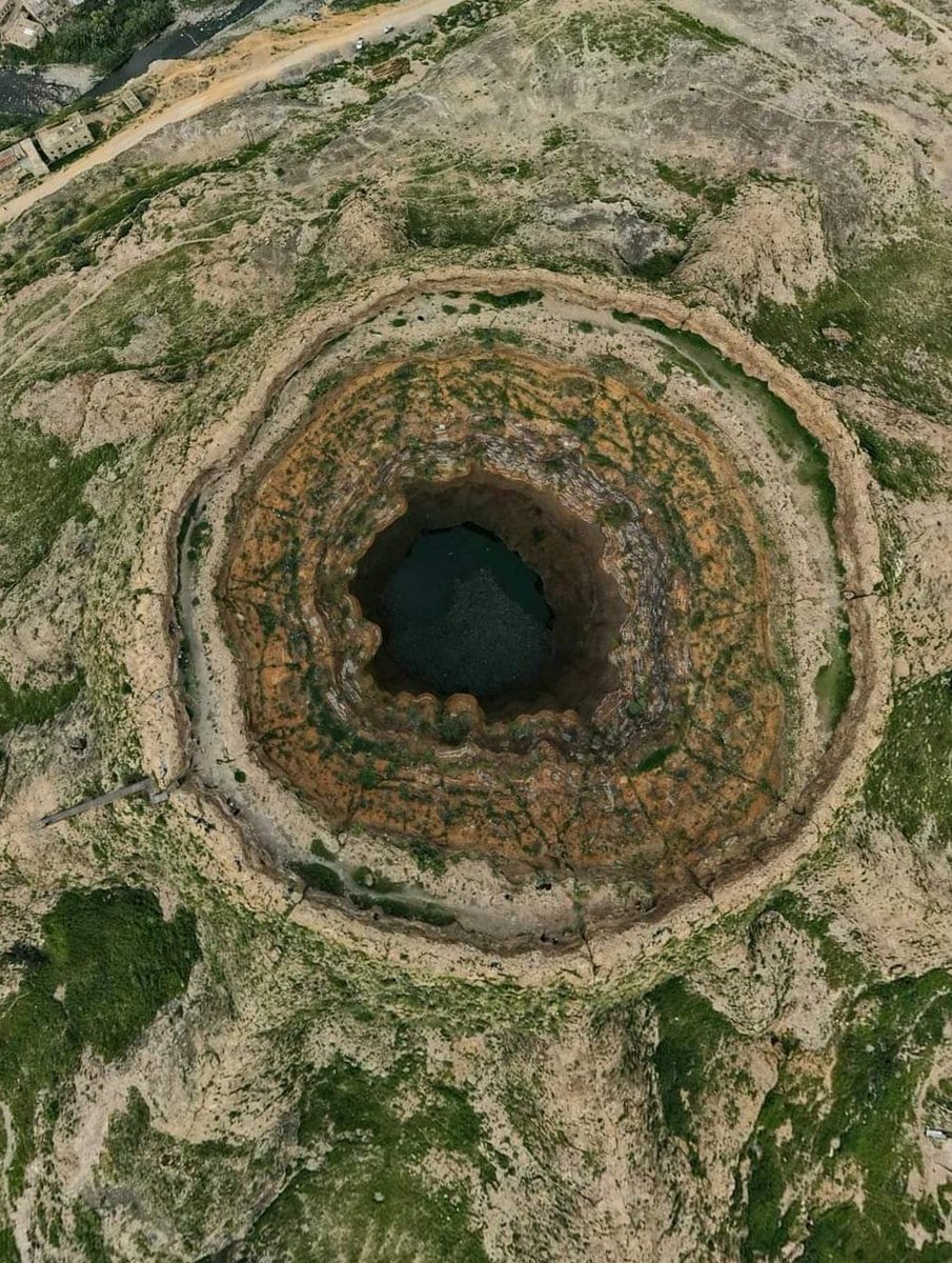 alorayemen1's tweet image. يعود وصف “اليمن السعيد” إلى العصور القديمة، حين أطلق الرومان هذا اللقب على اليمن لغناه بالموارد، وازدهاره الاقتصادي، وموقعه الاستراتيجي كبوابة بين الشرق والغرب. كان اليمن في نظر العالم آنذاك أرضًا مزدهرة بالخير، والتجارة، والثروات الطبيعية.

( المهره - يافع - حضرموت - الضالع )