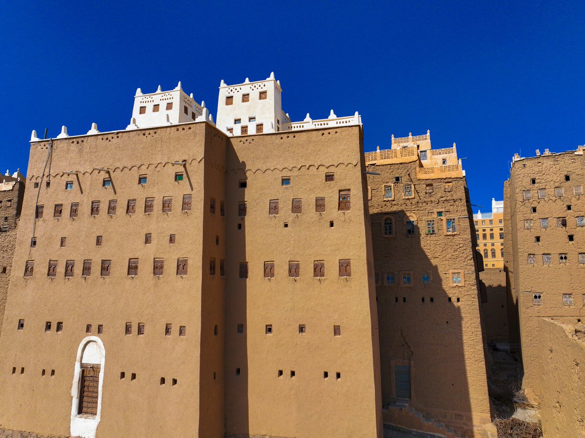 alorayemen1's tweet image. يعود وصف “اليمن السعيد” إلى العصور القديمة، حين أطلق الرومان هذا اللقب على اليمن لغناه بالموارد، وازدهاره الاقتصادي، وموقعه الاستراتيجي كبوابة بين الشرق والغرب. كان اليمن في نظر العالم آنذاك أرضًا مزدهرة بالخير، والتجارة، والثروات الطبيعية.

( المهره - يافع - حضرموت - الضالع )