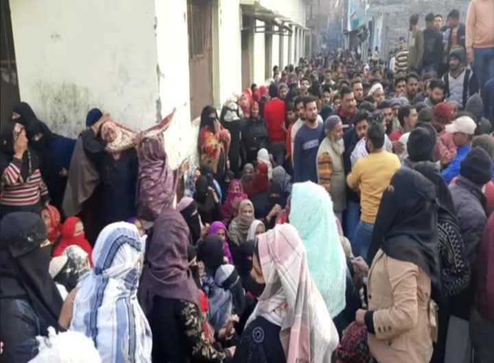 मैंने पहले ही कहा था, शुक्रवार तक का इंतज़ार कीजिए। ये चुप नहीं बैठेंगे। यही होता है, जब आप अपने घर में बाहरियों को एक-एक कर के बसाने लगते हैं, फिर पूरा घर ही उनका हो जाता है और आपको निकाल बाहर किया जाता है।

हल्द्वानी में 4000 से भी अधिक घर सरकारी जमीन का अतिक्रमण कर बना लिए गए