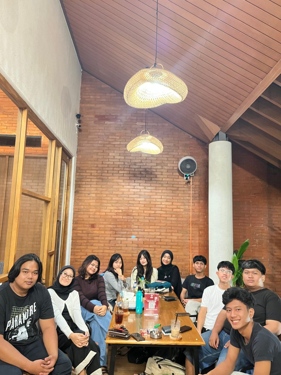 sunaxrin's tweet image. Yang gw lakukan saat tidak bermain roblos🎇