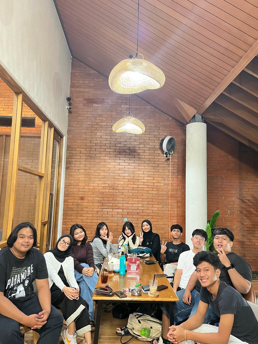 sunaxrin's tweet image. Yang gw lakukan saat tidak bermain roblos🎇