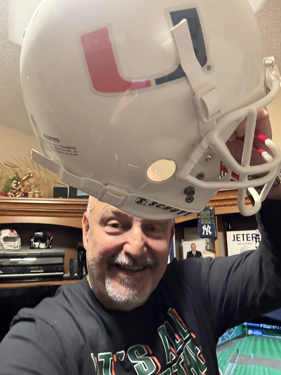 atavarestava's tweet image. MIAMI A LA FINAL DEL FOOTBALL UNIVERSITARIO WOWWWW