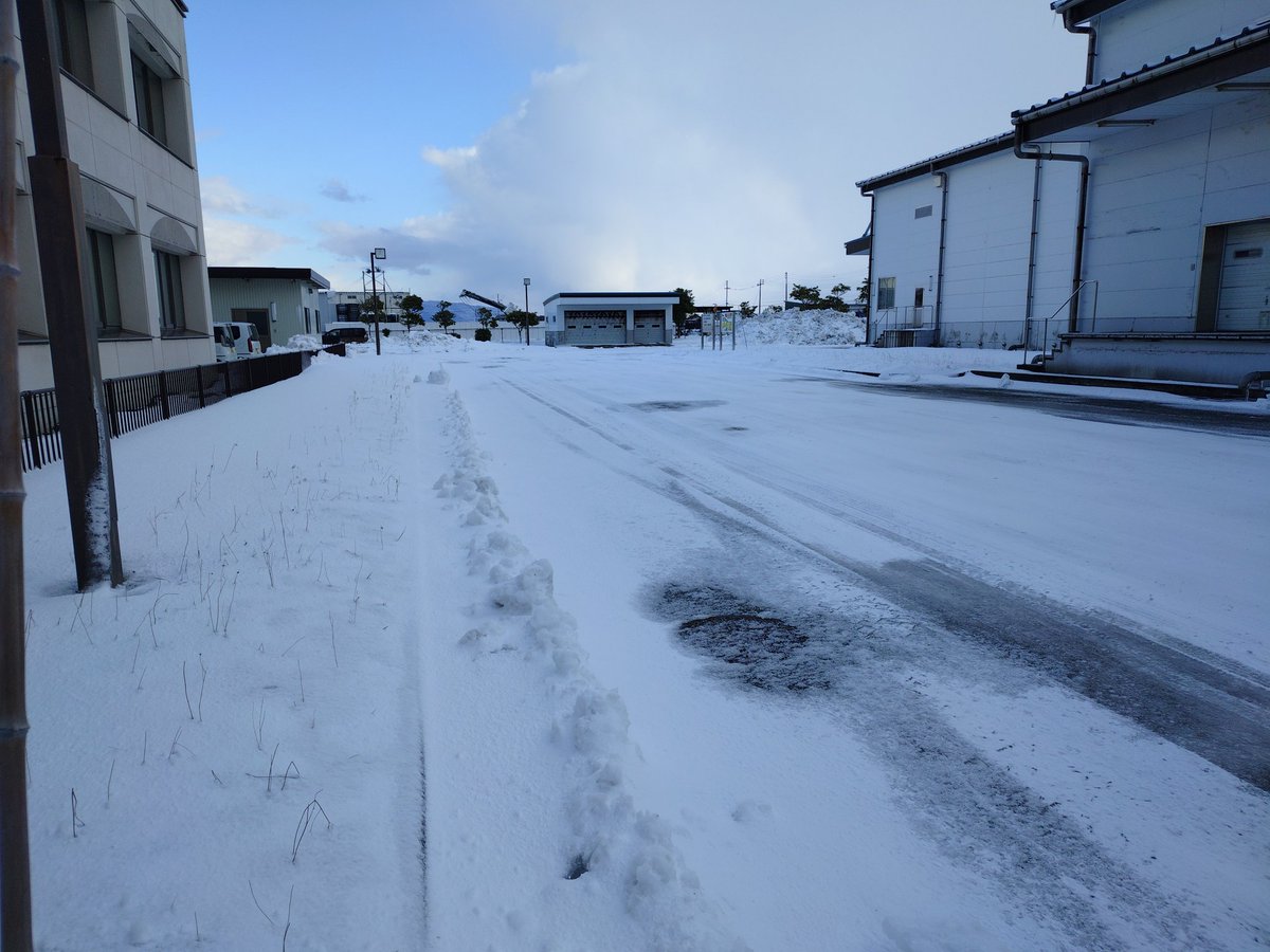 white_stone_rs's tweet image. お疲れ様です。
数日前ですが、出勤後の駐車場です。
Rotary-EVのボンネットが、他のエンジン車と違うのが分かるでしょうか？🤔
熱源が無いと、すぐ雪が付きますね。☃️
どこかの国道でスタックしたようですけど、こんな道路ならスタッドレスタイヤは必須ですよ。
#RotaryEV #MX30