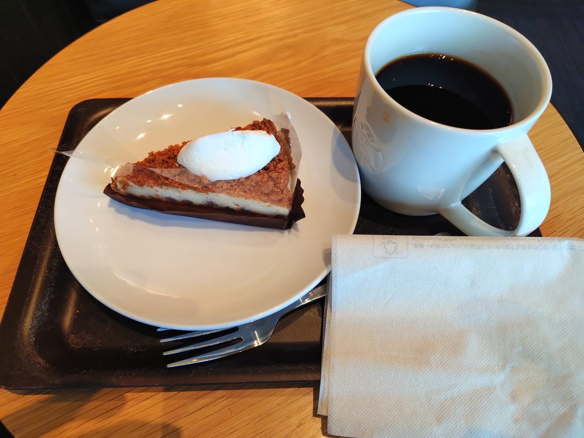 white_stone_rs's tweet image. お疲れ様です。
数日前ですが、出勤後の駐車場です。
Rotary-EVのボンネットが、他のエンジン車と違うのが分かるでしょうか？🤔
熱源が無いと、すぐ雪が付きますね。☃️
どこかの国道でスタックしたようですけど、こんな道路ならスタッドレスタイヤは必須ですよ。
#RotaryEV #MX30