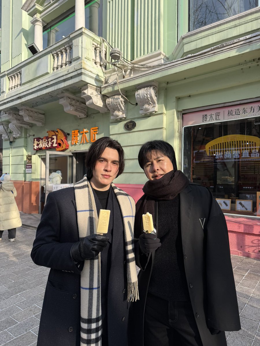 ไม่ว่าจะหนาวแค่ไหนก็เอาความเผ็ดร้อนของคุณหนูเค้าไม่อยู่กินไอติมไปแล้วคนละหนึ่งจะบ้าา