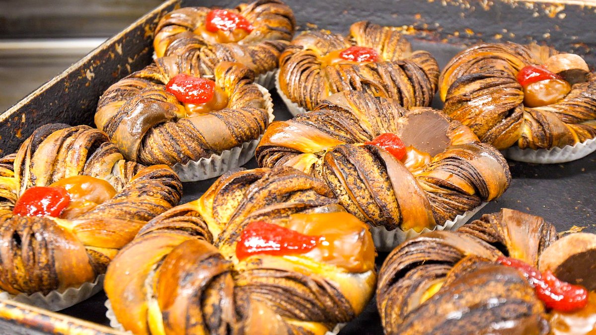 monogatari_pan's tweet photo. 兵庫県尼崎市『Tentation!（タンタシオン！）』
小学生の頃からパン作りをしていたくらいパンが大好きな店主様。
「どれにしようか迷って欲しい」と語る店主様が生み出すパンはなんと１４０種類以上！
いろんな種類のパンを楽しめると話題です🥐🍞🥖🥨🥪

👉 本編はこちら
https://t.co/eWEufv8FnP https://t.co/SYy9k6dRGY