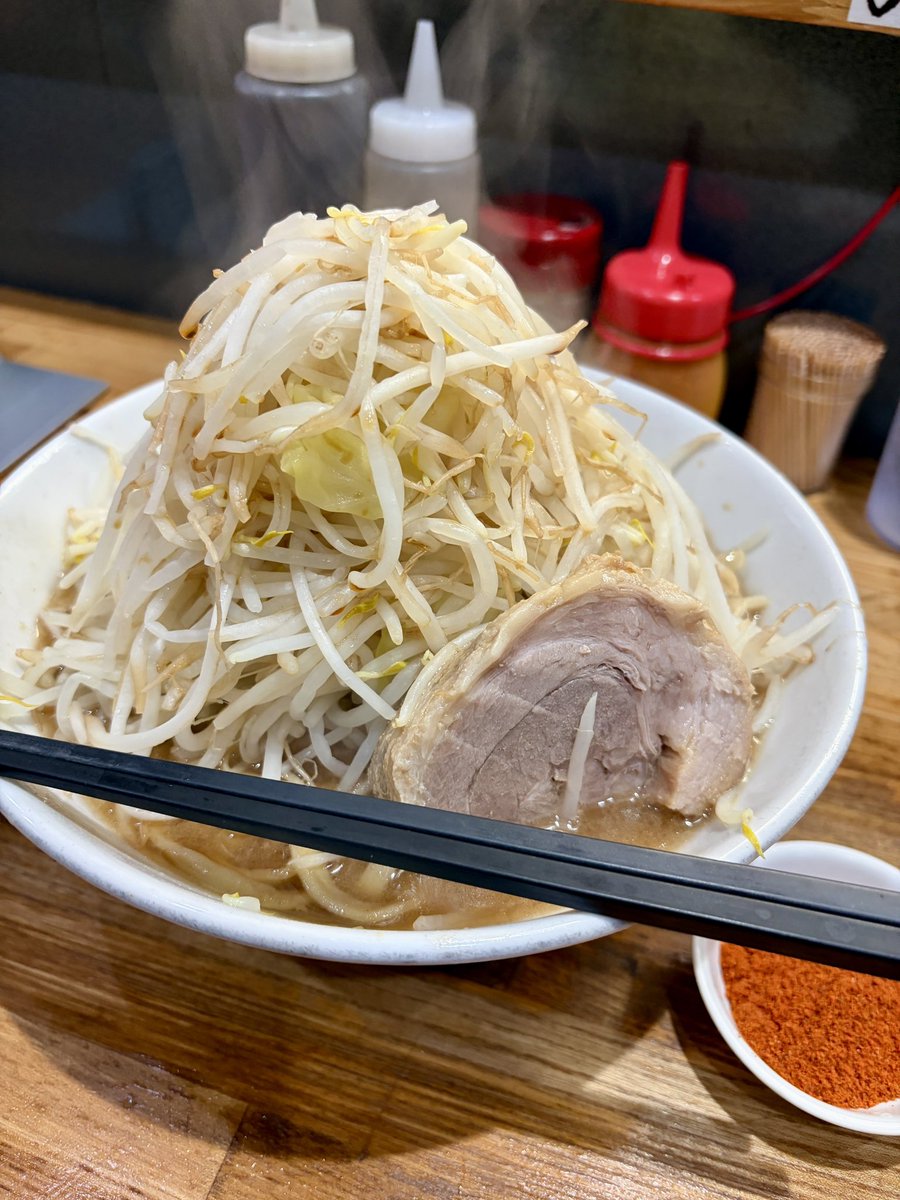 こんどるさん初めての二郎。
なんか避けてたんだけど、めちゃ美味いじゃないか、、
でも500gは腹6分目だった。