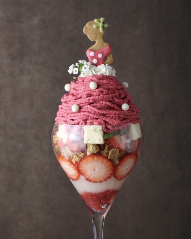 Parfaiteria PaL 心斎橋

『 苺ミルク嬢 』

口当たりは優しいのに、
時間だけがとろけていく。
本気なのか演出なのか、曖昧なまま。
帰り道に残るのは、
言葉ではなく甘い気配。

苺の甘酸っぱさに
ミルクの優しさをまとった嬢が
夜をひとつ染めていく。