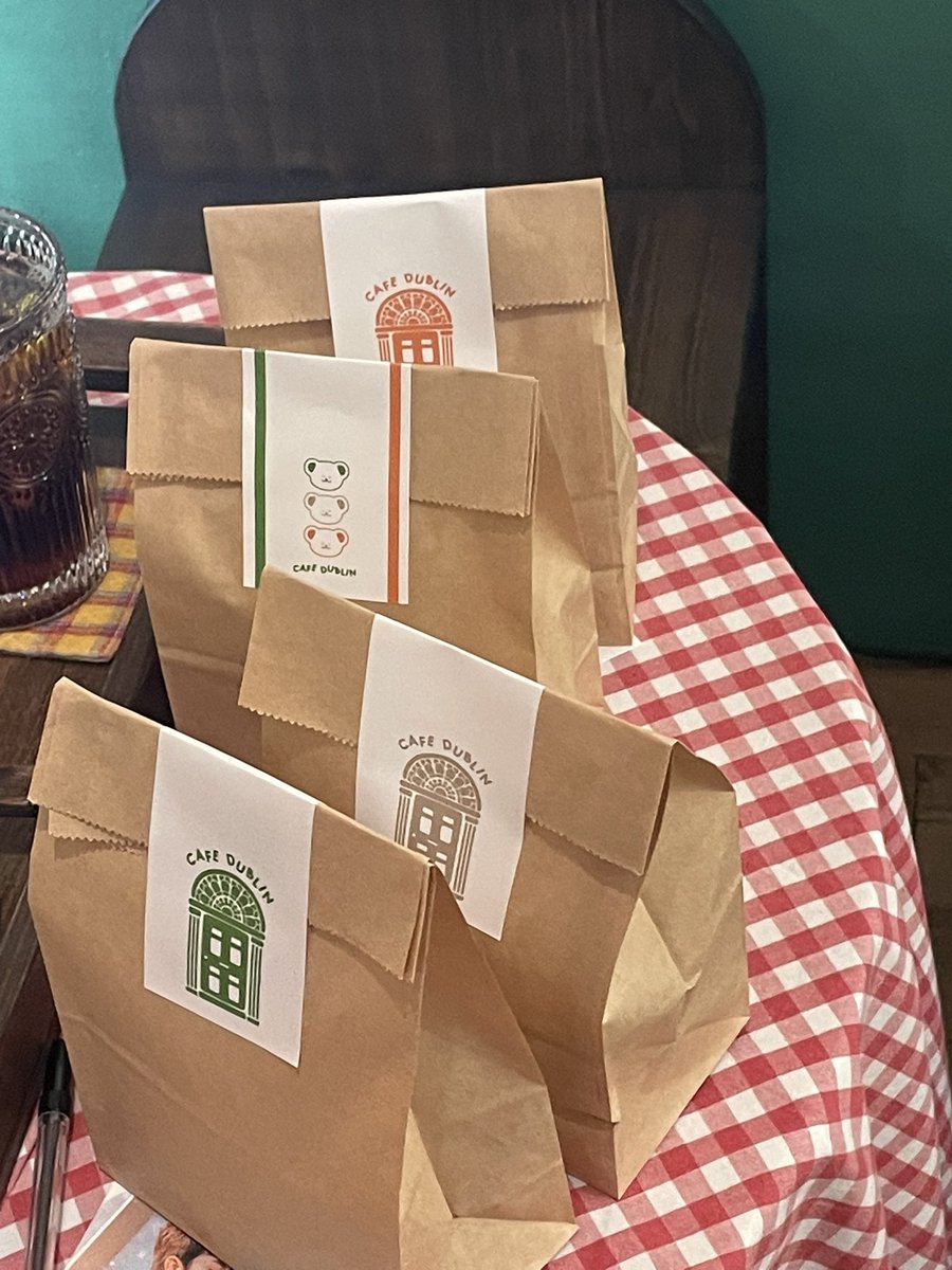 HBD__BOK's tweet image. 카페에 있던 분들과 스탭들에게 랜덤 디저트 선물도 사주셨어요 •••