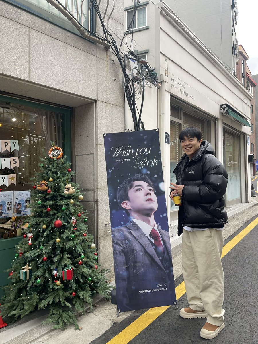 HBD__BOK's tweet image. 카페에 있던 분들과 스탭들에게 랜덤 디저트 선물도 사주셨어요 •••