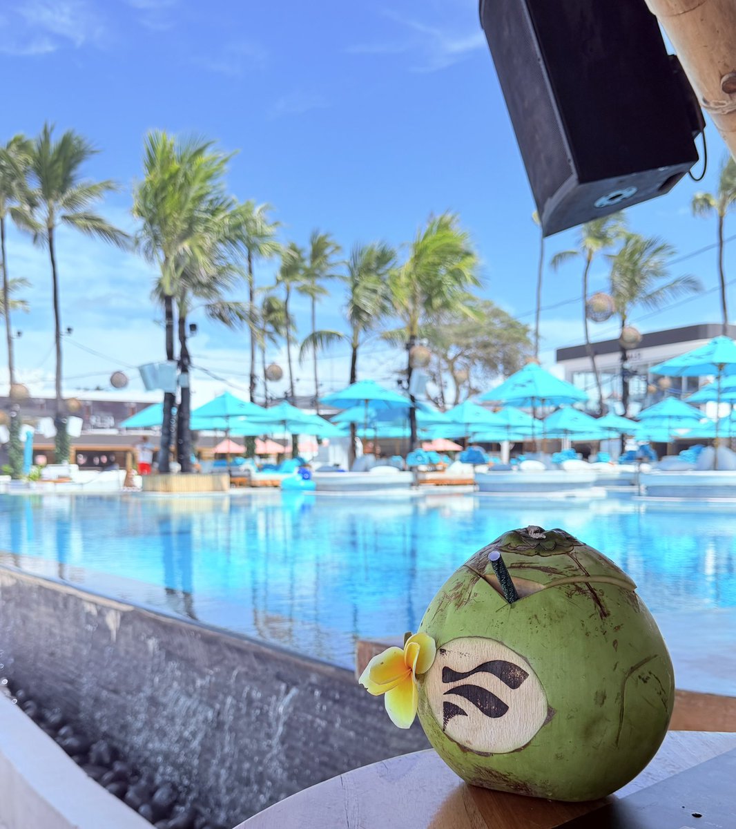 If happiness had a color, it would look like this: 

Mood of the day 🥂☀️