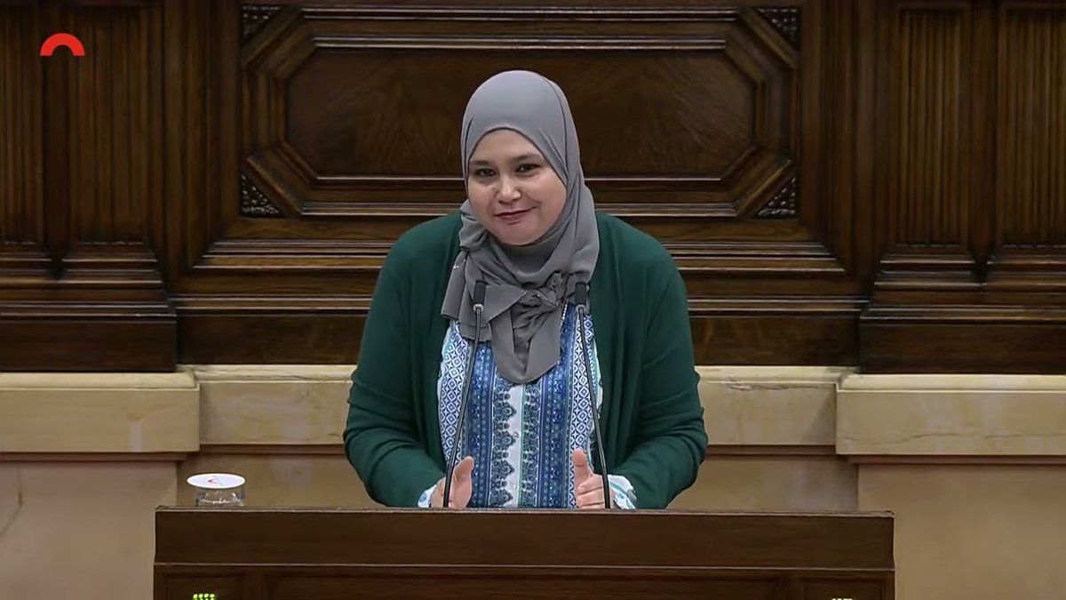 A l'esquerra, una dona iraniana jugant-se la vida, lluitant pels seus drets i alliberant-se del vel i de jou de l'islam.

A la dreta, una islamista d'esquerra republicana al Parlament català.