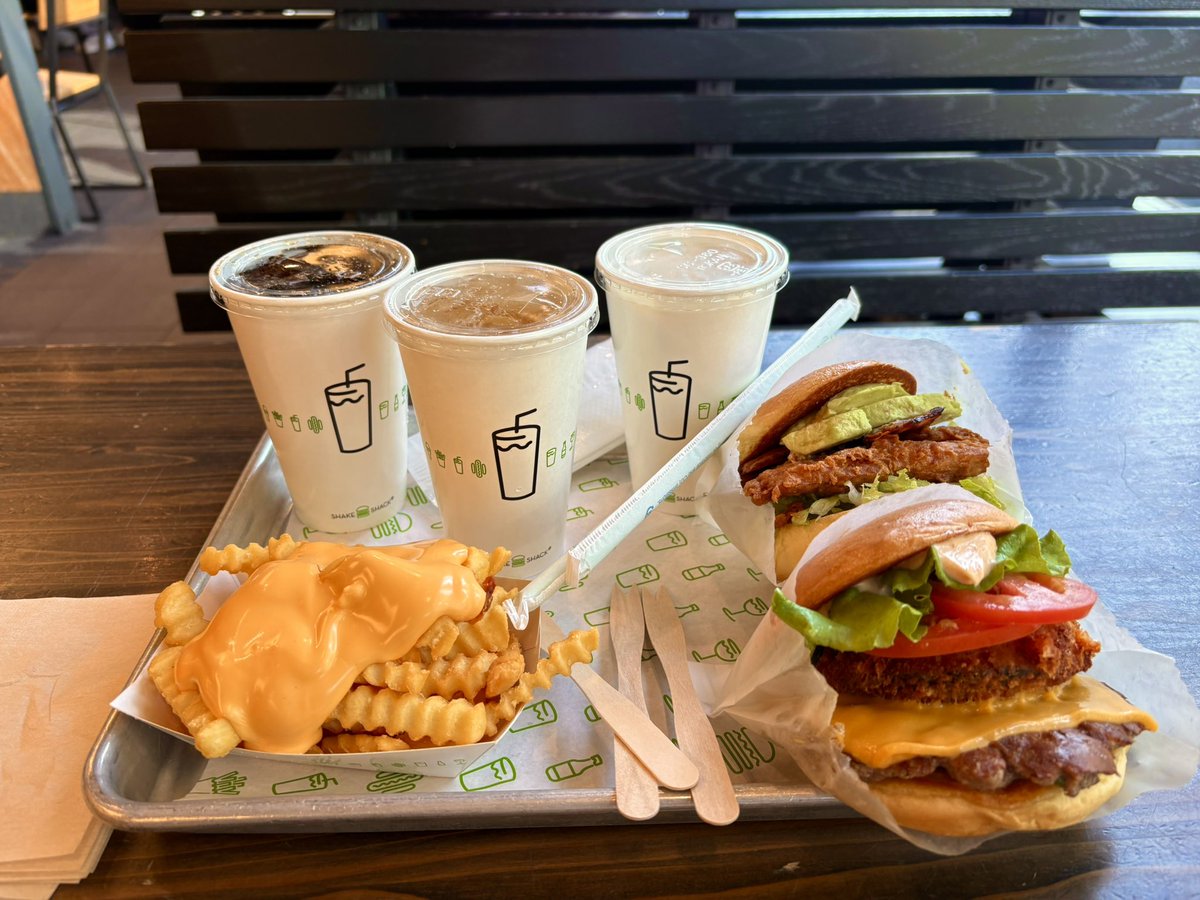 monu0's tweet photo. KERによく出てくるシェイクシャックを食べに
画像のものだけで5,000円超えという高さだけどバーガーとシェイク美味しかった〜 https://t.co/gRfVYdMaYD