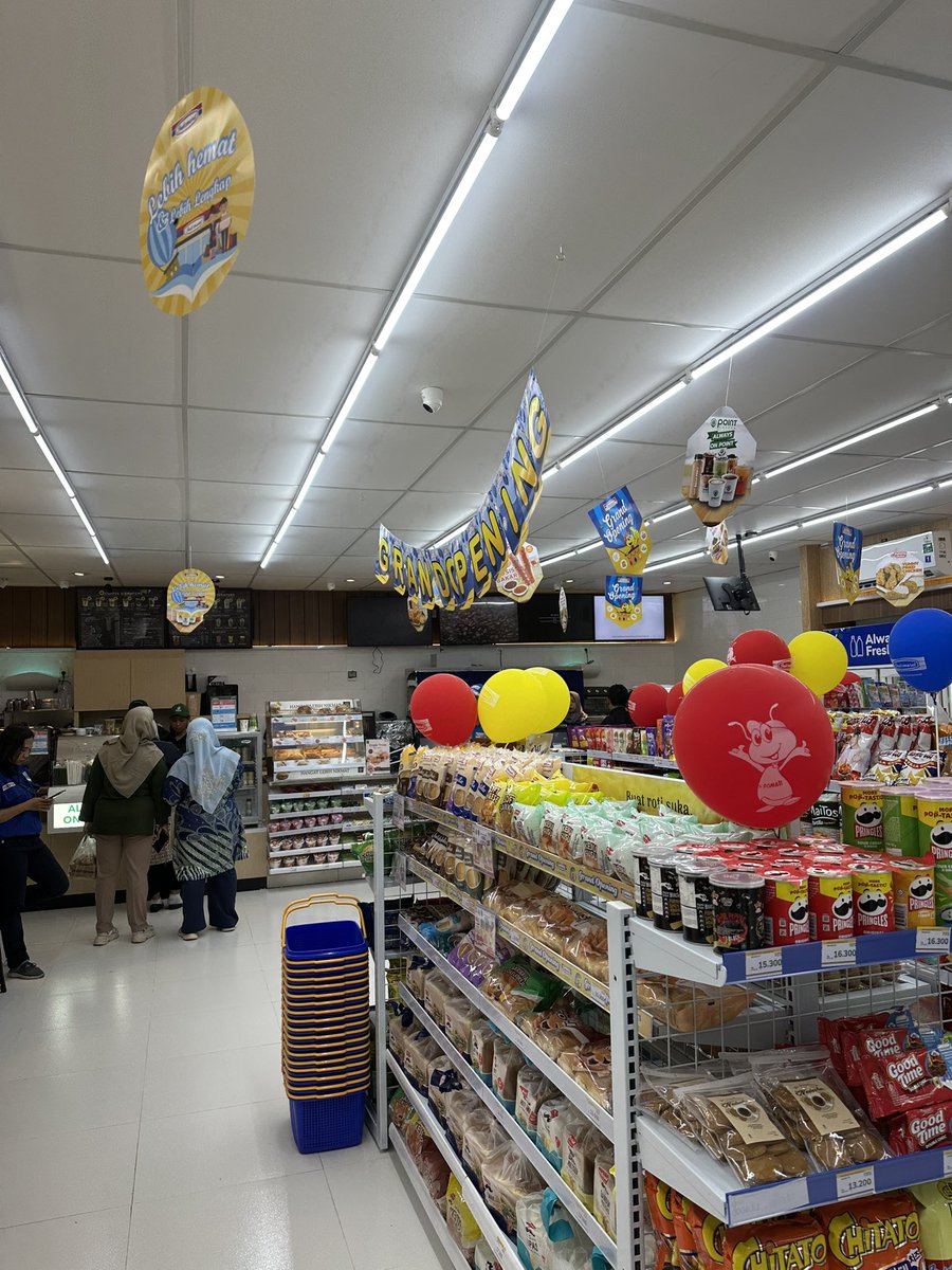 xoxofirstclasss's tweet photo. indomaret di fib udah buka!!! seru bangettt

banyak tempat duduknya, tutup jam 18.00 👍 https://t.co/xDNteNFtVh