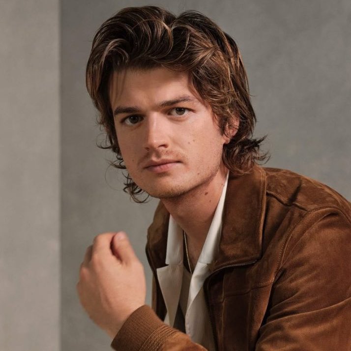 SThingsMeme's tweet image. Joe Keery calls out Donald Trump over his response to an ICE agent fatally shooting a woman.

“Zero human decency stop this man.”