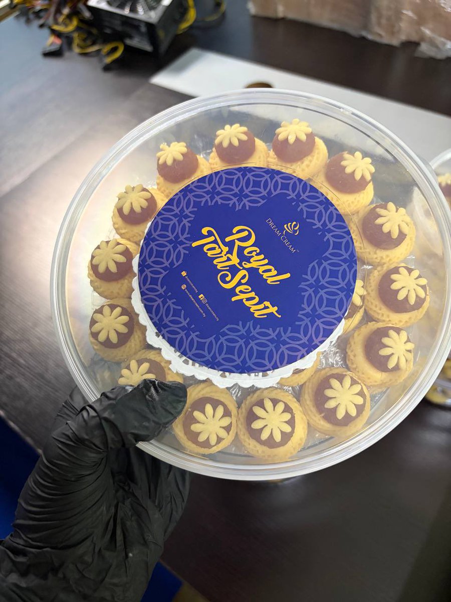 Famyfarra's tweet photo. Loved by Chef Wan, ordered by Istana Johor every year. 

What’s stopping your from having our Royal Tart Sepit 🧡 https://t.co/EZoXcwQ5dC