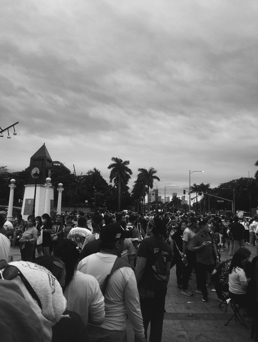 frtzzmae's tweet photo. First time participating in pahalik in Nazareno. But didn't even make it, kasi super natakot because of the stampede last night🥺 kasi hindi mamaintain ang MAAYOS na pila. Nakaka takot kagabi, galit ang tao, naiinip, nahihilo, nag aalala and all of them are screeming. https://t.co/BAm3uBwFsG
