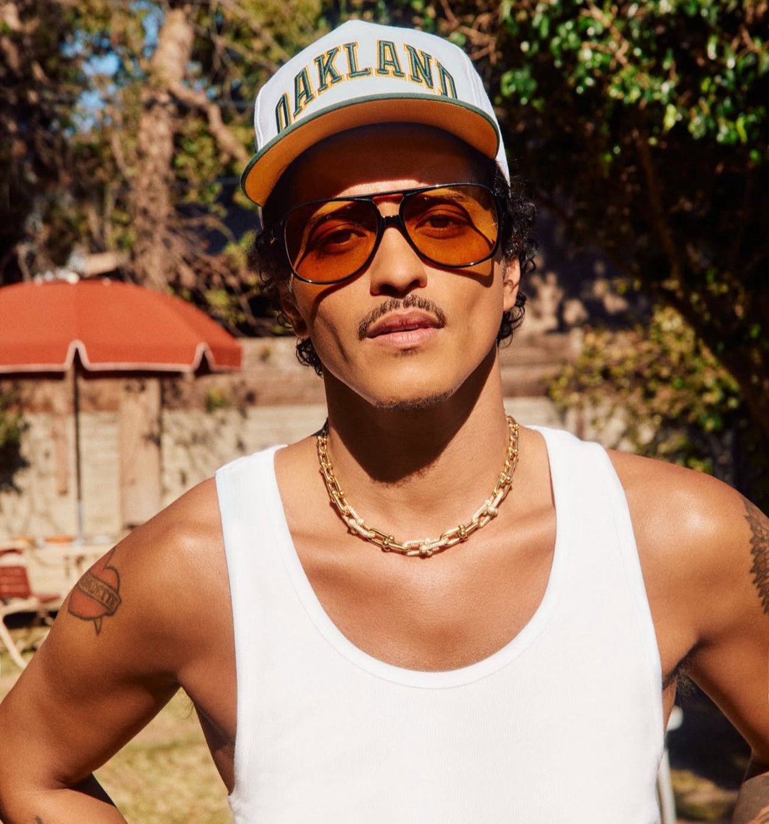 PopBase's tweet image. Bruno Mars’ upcoming album ‘The Romantic’ will have 9 tracks. 

Out February 27th.