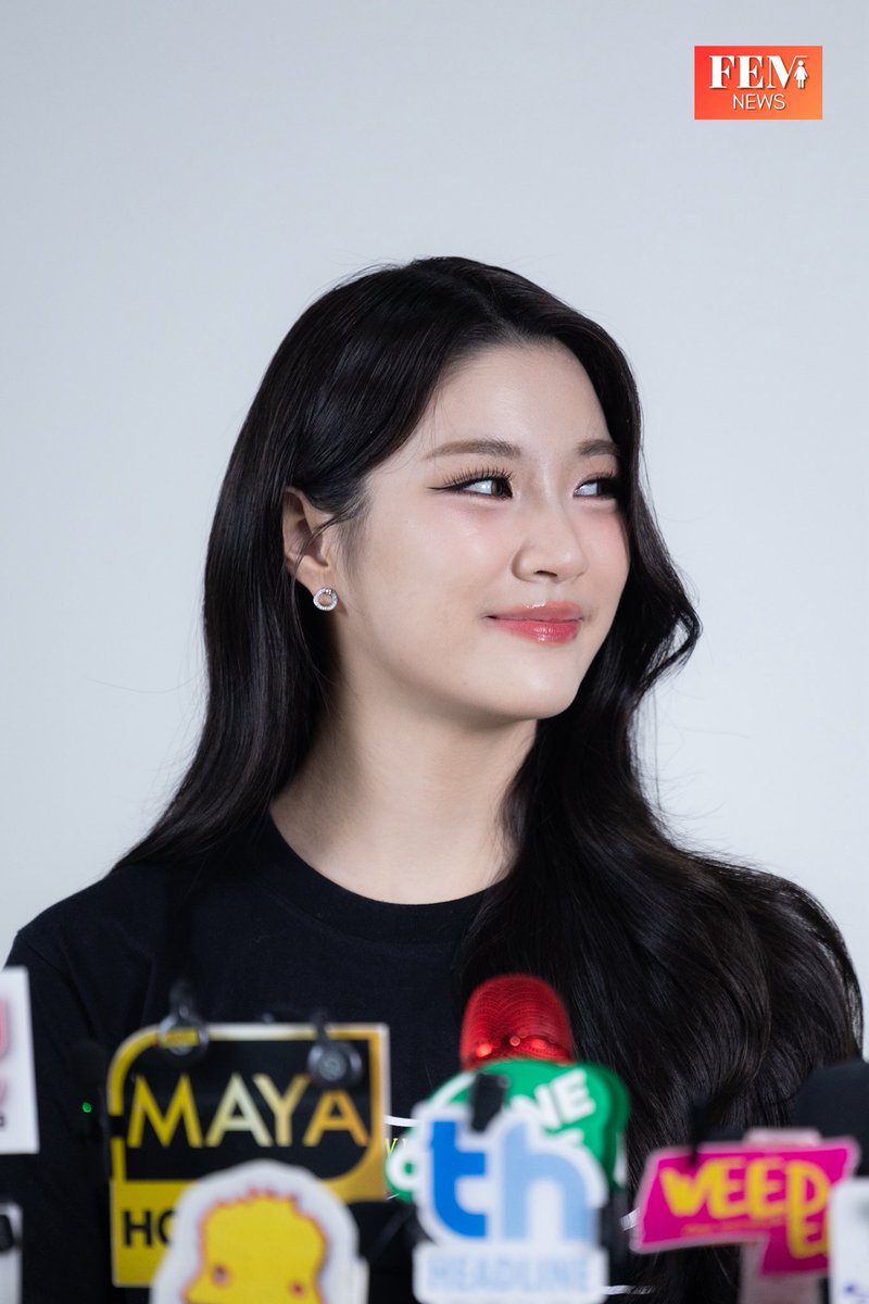 FemNewsTH's tweet image. อีกหนึ่งโมเมนต์อบอุ่นจาก “จินนี่” ใน PRESS TOUR &amp;amp; LIVE
ก่อนพบกันในแฟนคอนเสิร์ตครั้งแรก 💫 อย่าลืมกดบัตรพร้อมกันพรุ่งนี้

#GinnyJaynaHeart2Heart
#GinJay #จินเจ #ginnynatnicha
#S9TConcert #NorthStarEntertainment
#FEMNEWSTH