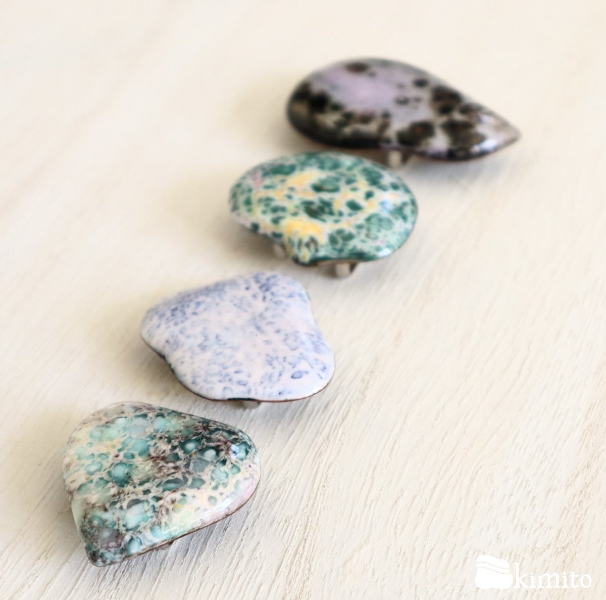 🌱Online Shop🌱 #七宝焼kimito
1/12(月祝)20時に新作の七宝焼帯留を追加いたします◎
このシリーズは950度まで温度を上げ、噴釉という技法を用いています。何層にも重ねた釉薬が、高温で焼くことにより下からぶくぶくと出てくるイメージ。作為的ではない釜の中で生まれた模様は間違いなく一点もの。