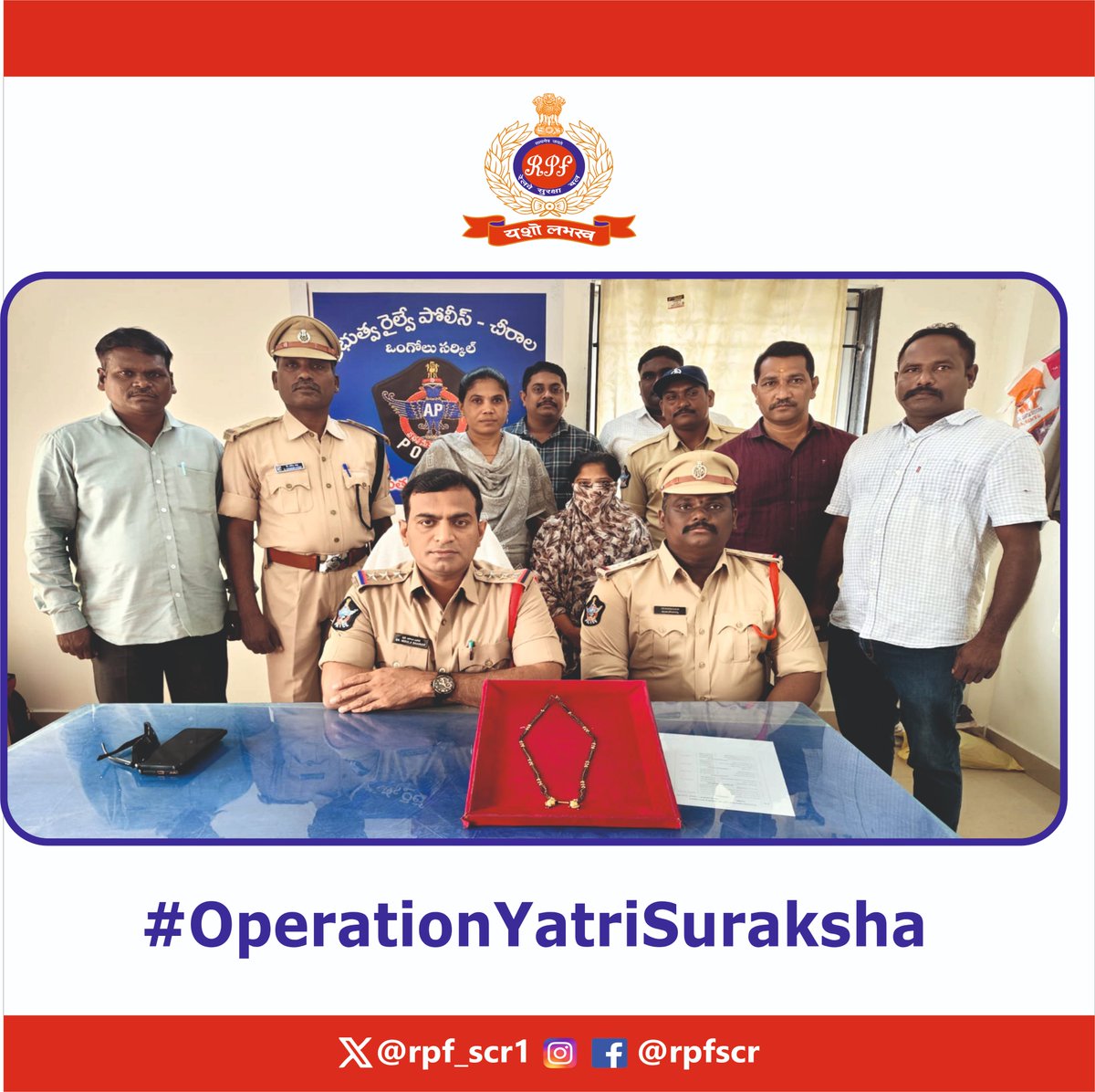 rpf_scr1's tweet image. A joint team of #RPF and #GRP #Chirala, while conducting checks, apprehended an offender and recovered a stolen gold chain weighing 36 grams, valued at ₹2.16 lakh.
#OperationYatriSuraksha
@RPF_INDIA @RailMinIndia @rpfscrbza @rpfpcclx @SCRailwayIndia