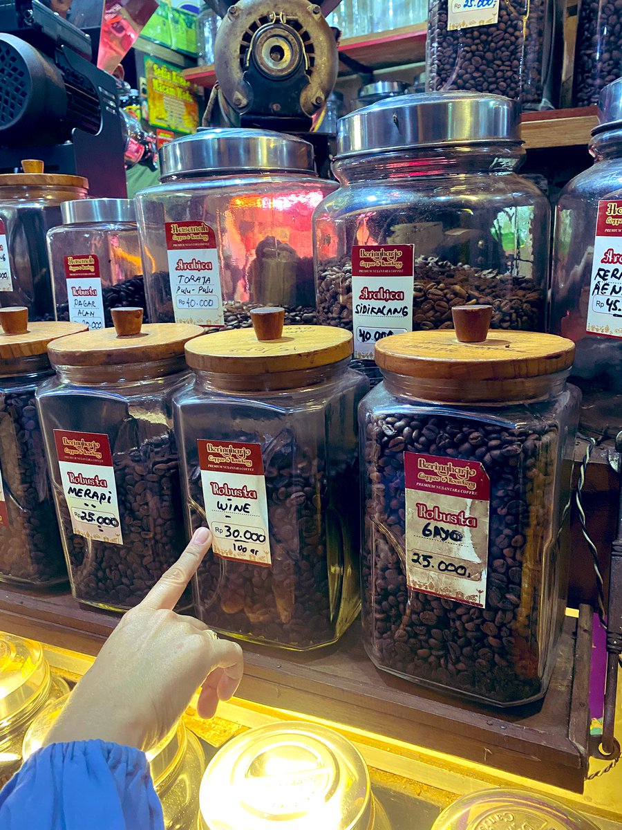 Yang suka kopi harus mampir ke kedai bean kopi di Hasanah Roastery and coffee di ps Beringharjo. Langganan kalau beli biji kopi dan madu. Banyak pilihan beans kopi dari seluruh Indonesia. Ada Arabika, dan Robusta. Favorit saya Arabica Kintamani. Bisa langsung digrinder di tempat