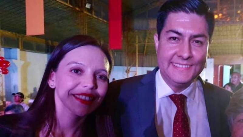 El karma fue inevitable para Camila Flores y Percy Marín, su matrimonio terminó cayéndose a pedazos. Además, cuentan las malas lenguas q no se casaron bajo el régimen de sociedad conyugal, sino con separación total de robos y estafas.😂