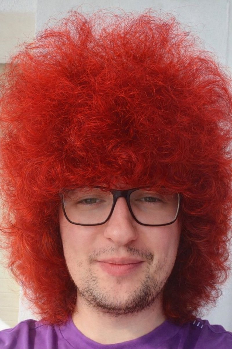 ChelfcAbby's tweet image. 🚨 JUST IN: The “UNITED STRAND” saga has officially gone OFF THE RAILS 😭💇‍♂️
A 26-year-old die-hard Red Devils fan signed LEGAL PAPERS betting his mate he wouldn’t cut his hair until #MUFC win 5 straight games…
👉 Stake: his family house 🏠
Fast-forward to today:
❌ Lost his job…