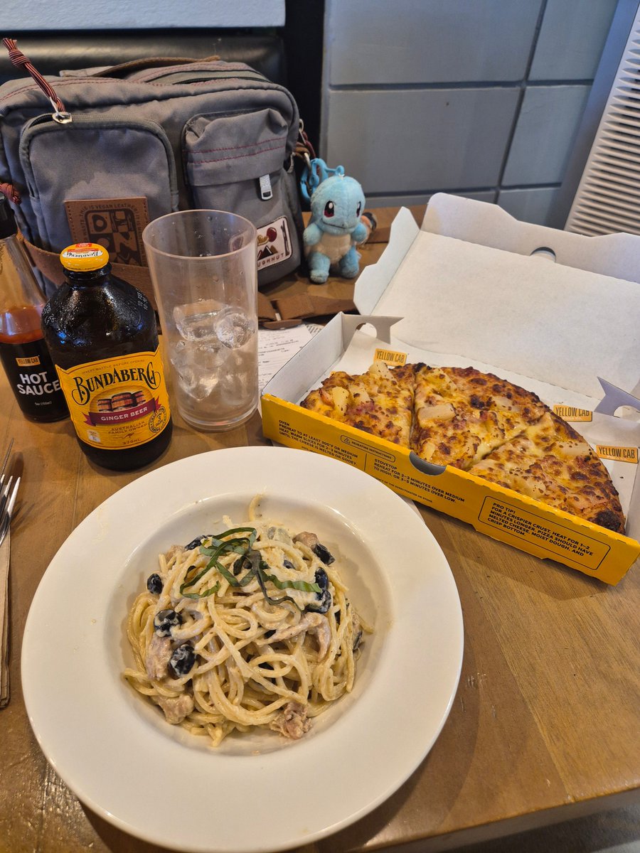 RundelCode's tweet image. Free Half Moon pizza when you wear yellow at yellowcab!!