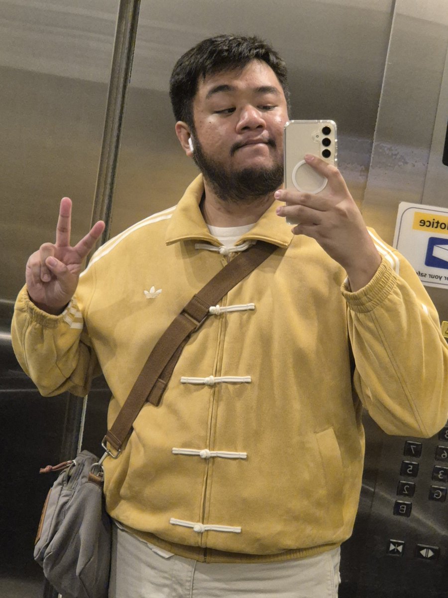 RundelCode's tweet image. Free Half Moon pizza when you wear yellow at yellowcab!!